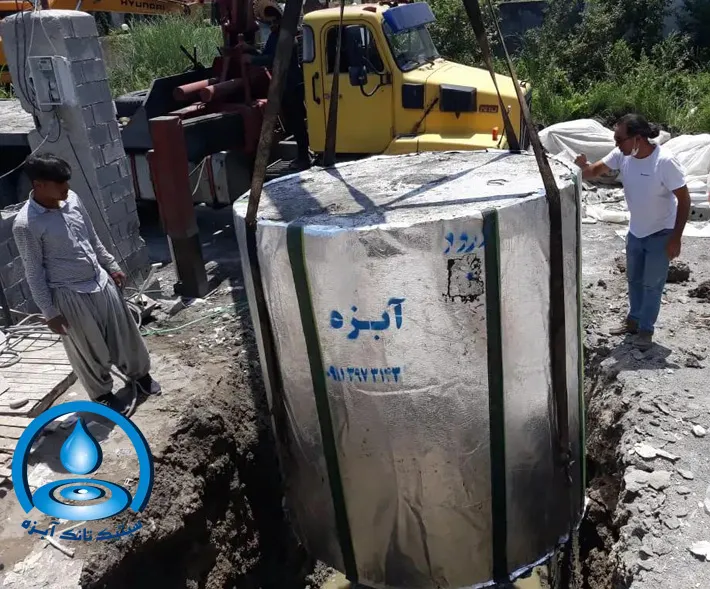 نصب و جایگذاری دقیق سپتیک تانک بتنی با عایق رطوبتی داخل گودال حفر شده در محل پروژه